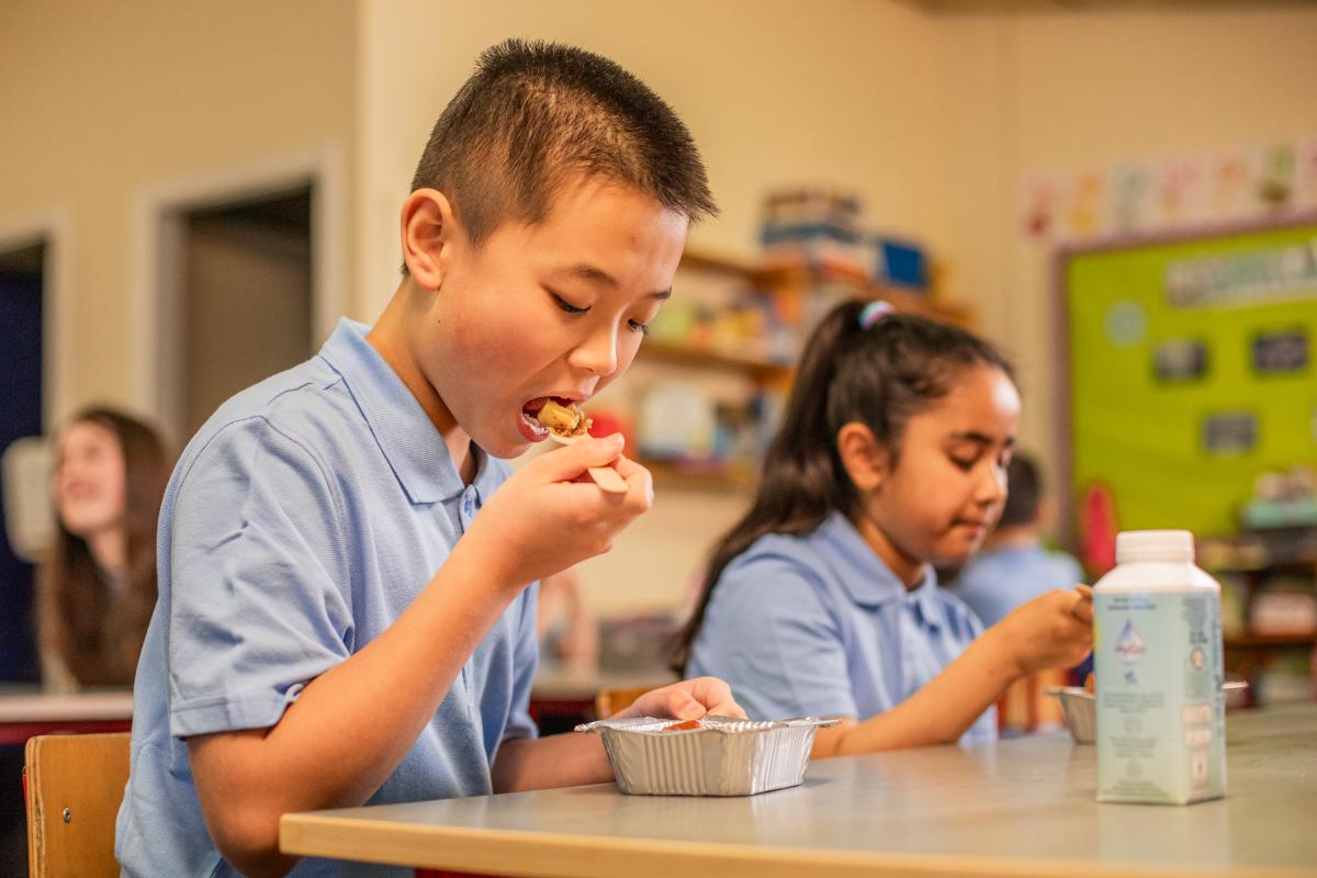Children eating Carambola lunches